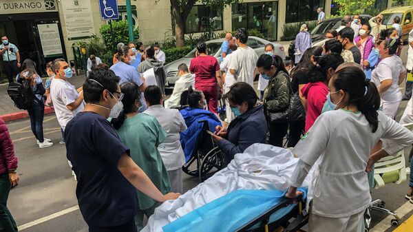 Врачи и пациенты возле клиники Дуранго в Мехико во время землятресения