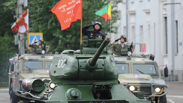 Танк Т-34-85 во время парада в честь 75-летия Победы в Великой Отечественной войне в Чите