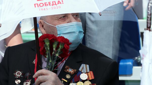Ветеран Великой Отечественной войны на трибуне во время военного парада в честь 75-летия Победы