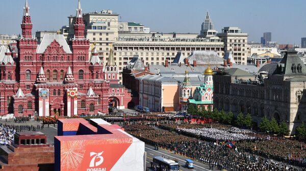 Военнослужащие парадных расчетов перед началом военного парада в ознаменование 75-летия Победы в Великой Отечественной войне 1941-1945 годов на Красной площади в Москве