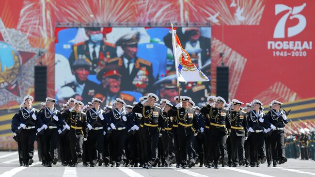 Военнослужащие парадных расчетов на военном параде в ознаменование 75-летия Победы в Великой Отечественной войне 1941-1945 годов в Санкт-Петербурге