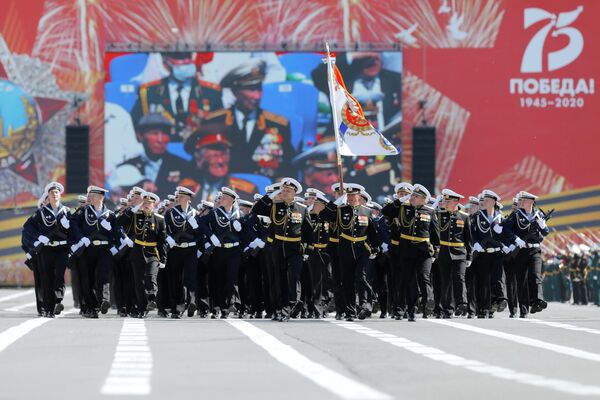 Военнослужащие парадных расчетов на военном параде в ознаменование 75-летия Победы в Великой Отечественной войне 1941-1945 годов в Санкт-Петербурге