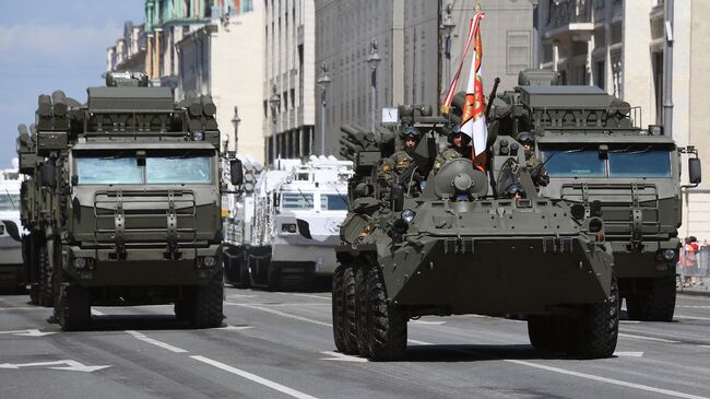 Зенитные ракетно-пушечные комплексы Панцирь-С  (на втором плане) и зенитные ракетно-пушечные комплексы Панцирь-СА (на дальнем плане) во время военного парада в ознаменование 75-летия Победы в Великой Отечественной войне 1941-1945 годов на Красной площади в Москве