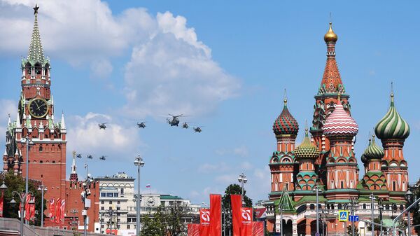 Тяжелый вертолет Ми-26 и многоцелевые вертолеты Ми-8 во время воздушной части военного парада в ознаменование 75-летия Победы в Великой Отечественной войне 1941-1945 годов в Москве