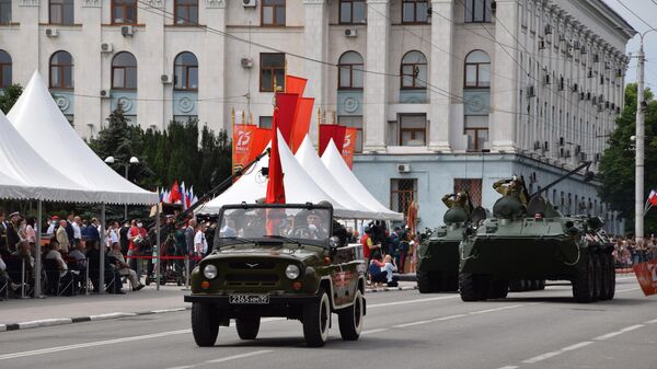 Военнослужащие на параде Победы в Симферополе