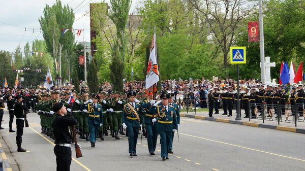 Военнослужащие на параде Победы в Керчи