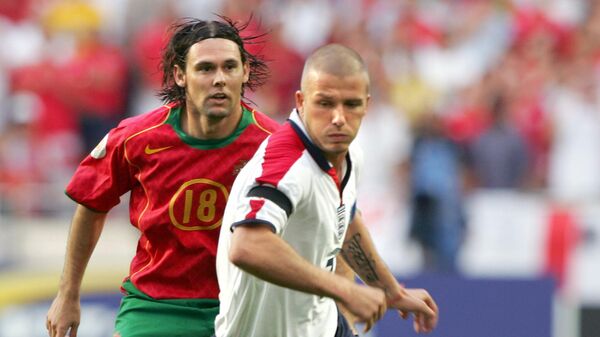 Игровой момент четвертьфинального матча ЕВРО-2004 Португалия - Англия