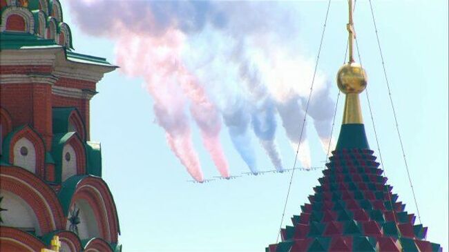 Самолеты  окрасили небо в цвета российского флага