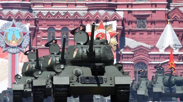 Танк Т-34-85 во время военного парада в ознаменование 75-летия Победы в Великой Отечественной войне 1941-1945 годов на Красной площади в Москве