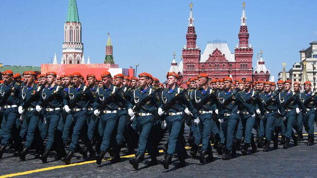 Военнослужащие парадных расчетов во время военного парада в ознаменование 75-летия Победы в Великой Отечественной войне 1941-1945 годов на Красной площади в Москве