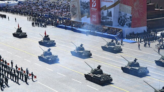 Танки Т-34-85 во время военного парада в ознаменование 75-летия Победы в Великой Отечественной войне 1941-1945 годов на Красной площади в Москве