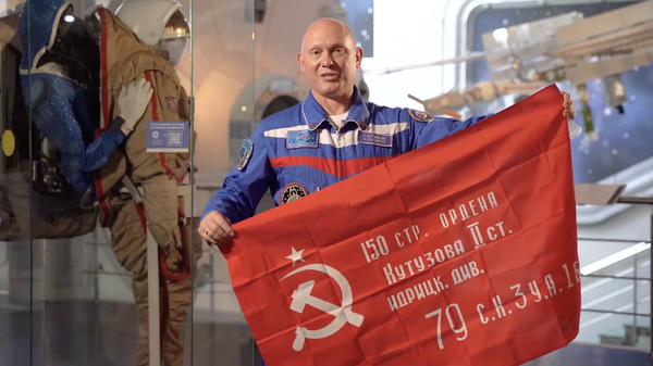 Космонавт Артемьев передал Музею космонавтики копию Знамени Победы, побывавшую на орбите