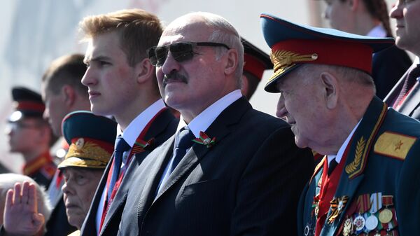 Президент Белоруссии Александр Лукашенко с сыном Николаем во время военного парада в ознаменование 75-летия Победы в Великой Отечественной войне