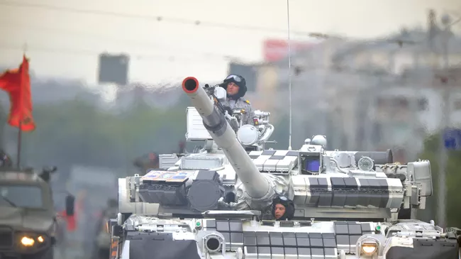 Военная техника во время военного парада в Екатеринбурге
