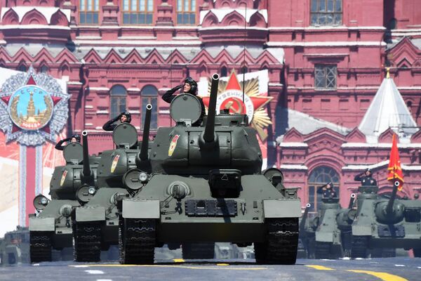 Танк Т-34-85 во время военного парада в ознаменование 75-летия Победы в Великой Отечественной войне 1941-1945 годов на Красной площади в Москве