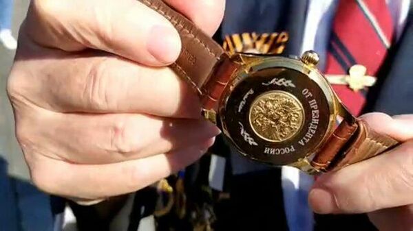 Ветеран показал подаренные ему президентом наручные часы 