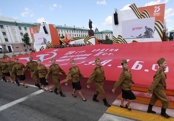 Артисты на военном параде в ознаменование 75-летия Победы в Великой Отечественной войне 1941-1945 годов на площади Свободы в Казани