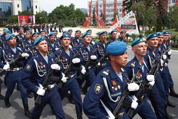 Военнослужащие парадных расчетов на военном параде в ознаменование 75-летия Победы в Великой Отечественной войне 1941-1945 годов в Новороссийске
