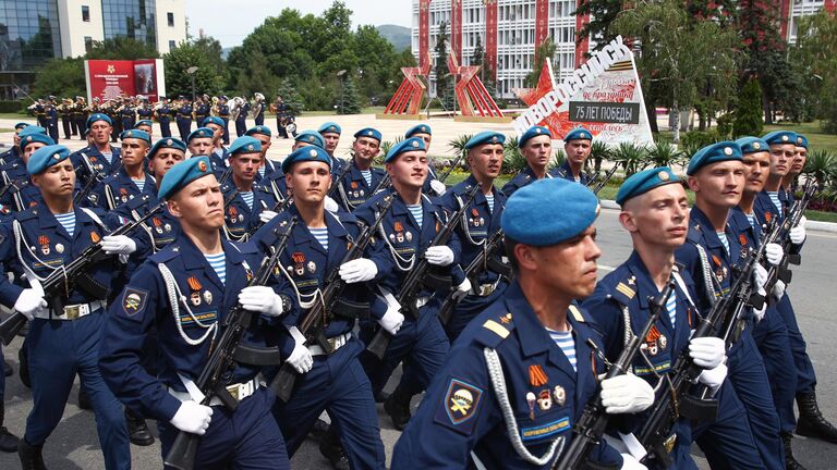 Военнослужащие парадных расчетов на военном параде в ознаменование 75-летия Победы в Великой Отечественной войне 1941-1945 годов в Новороссийске