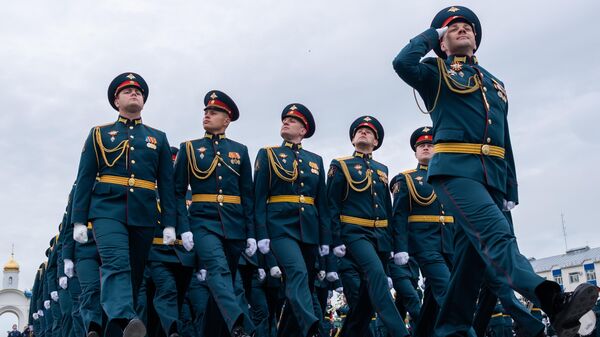 Военнослужащие парадных расчетов на военном параде в ознаменование 75-летия Победы в Великой Отечественной войне 1941-1945 годов в Южно-Сахалинске