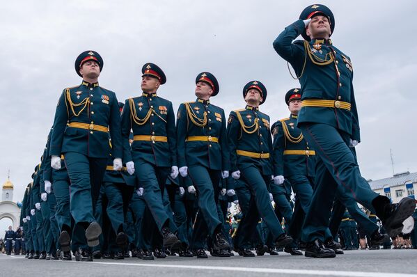 Военнослужащие парадных расчетов на военном параде в ознаменование 75-летия Победы в Великой Отечественной войне 1941-1945 годов в Южно-Сахалинске