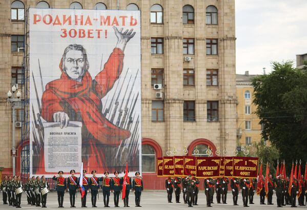 Военнослужащие парадных расчетов на военном параде в ознаменование 75-летия Победы в Великой Отечественной войне 1941-1945 годов в Волгограде