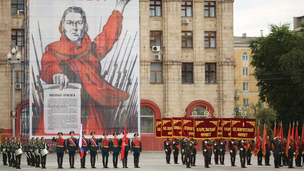 Военнослужащие парадных расчетов на военном параде в ознаменование 75-летия Победы в Великой Отечественной войне 1941-1945 годов в Волгограде