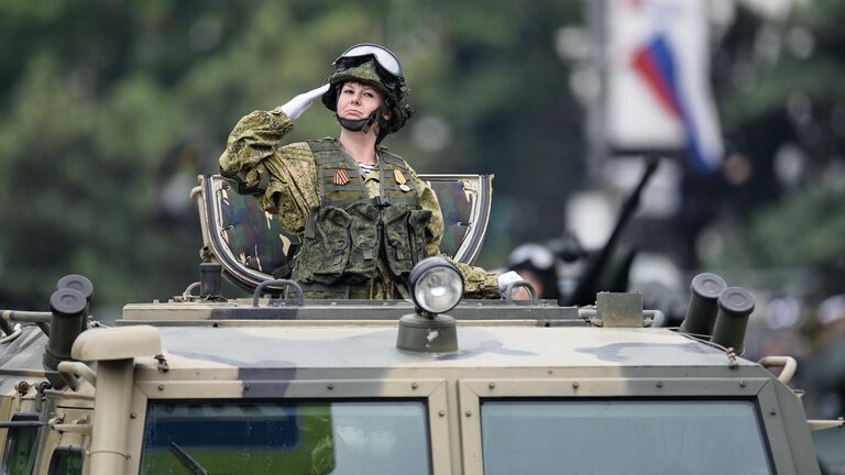 Военнослужащий во время во время военного парада в ознаменование 75-летия Победы в Великой Отечественной войне 1941-1945 годов в Севастополе