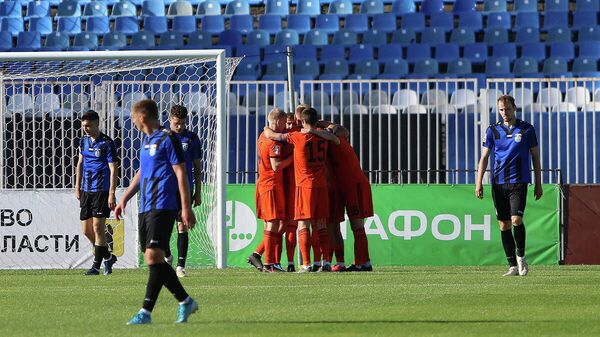 Футболисты Урала радуются забитому мячу