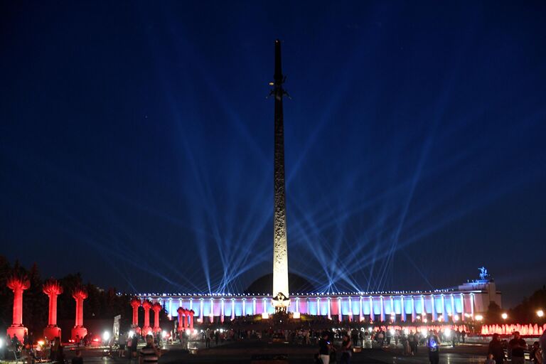 Акция Лучи Победы на Поклонной горе в Москве