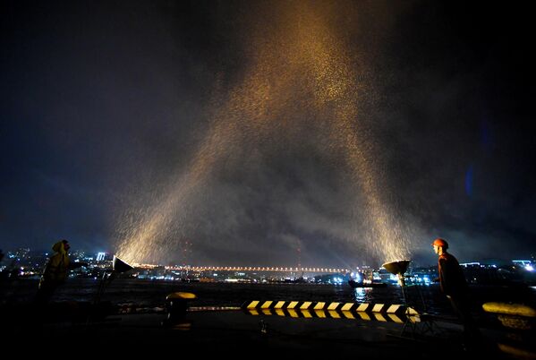 Портовики освещают небо прожекторами на третьем причале Владивостокского морского торгового порта (ВМТП) во время акции Лучи Победы во Владивостоке