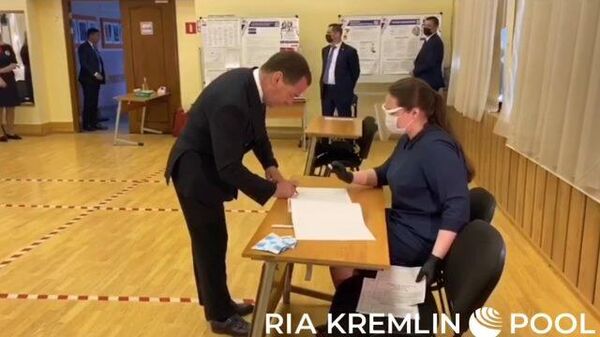 Дмитрий Медведев проголосовал по вопросу принятия поправок в Конституцию