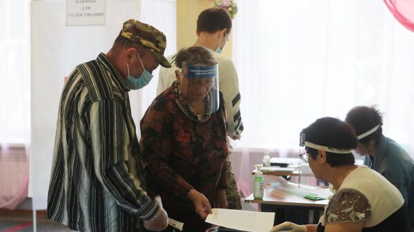 Участники голосования по внесению поправок в Конституцию РФ на избирательном участке №1008 в селе Ненашево Тульской области