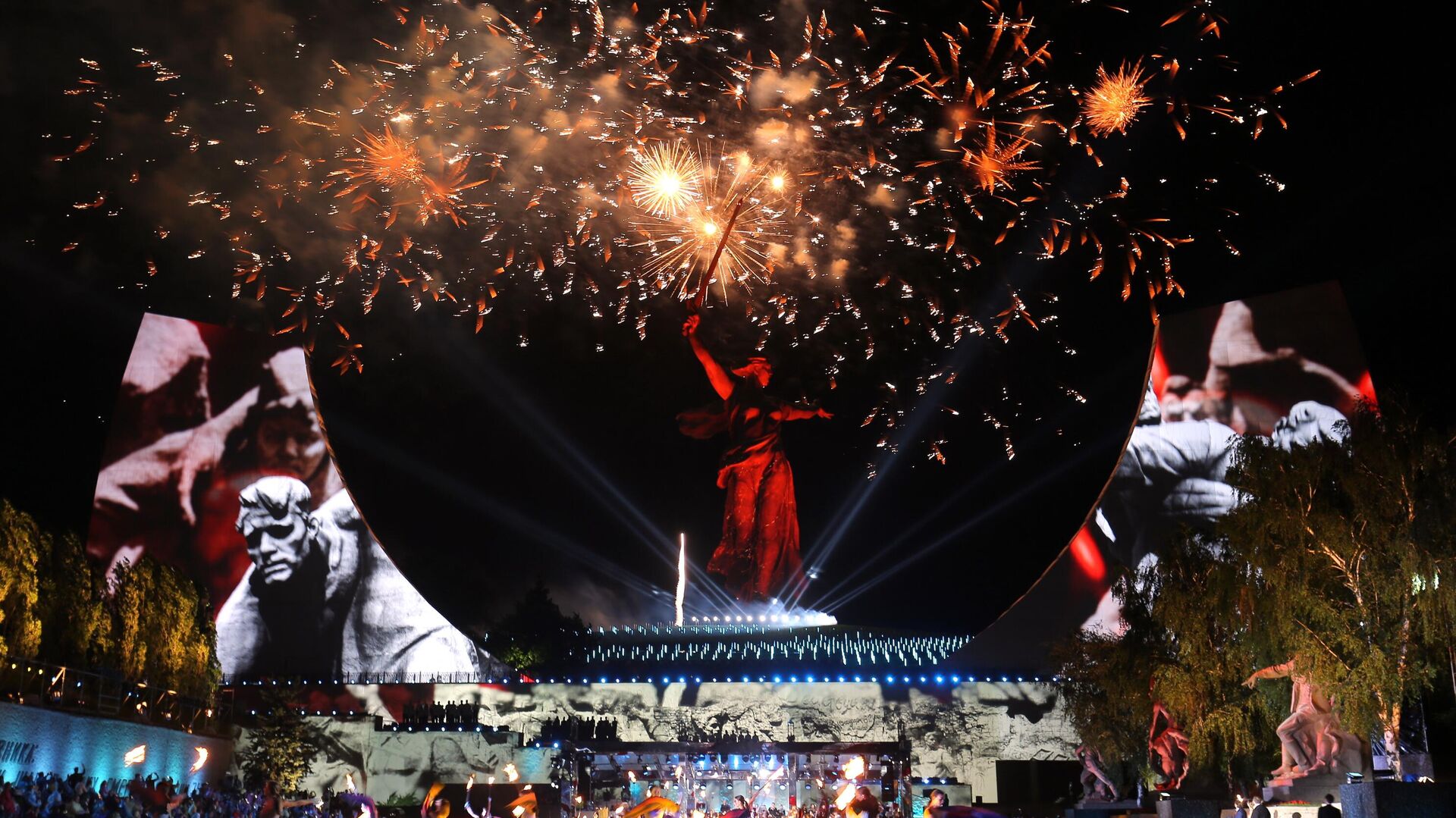 Участники торжественного концерта у подножия отреставрированного монумента Родина-мать зовет! на Мамаевом кургане в Волгограде - РИА Новости, 1920, 24.06.2020