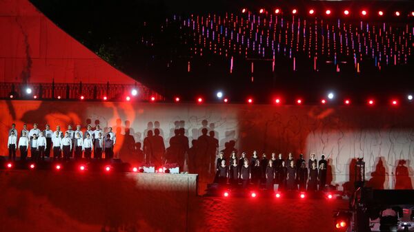 Участники торжественного концерта у подножия отреставрированного монумента Родина-мать зовет! на Мамаевом кургане в Волгограде