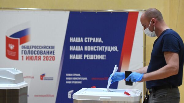 Мужчина голосует по одобрению внесения поправок в Конституцию РФ на избирательном участке No 145 в Москве