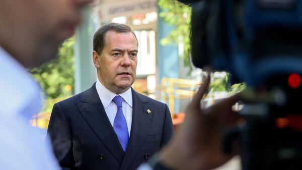 Заместитель председателя Совета безопасности РФ, председатель партии Единая Россия Дмитрий Медведев выступает перед журналистами у избирательного участка после голосования 