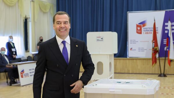 Заместитель председателя Совета безопасности РФ, председатель партии Единая Россия Дмитрий Медведев во время голосования по вопросу принятия поправок 