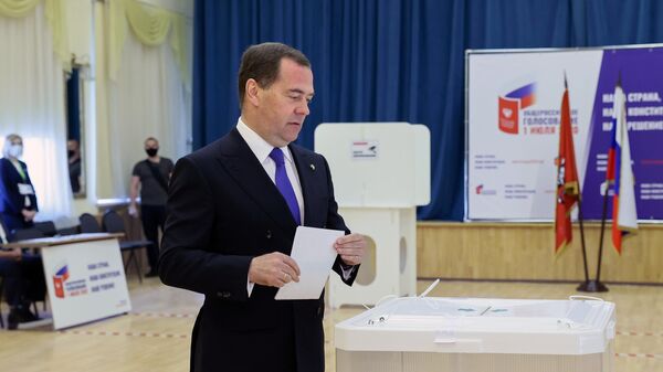 Заместитель председателя Совета безопасности РФ, председатель партии Единая Россия Дмитрий Медведев во время голосования по вопросу принятия поправок