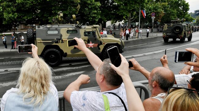 Зрители во время военного парада в ознаменование 75-летия Победы в Великой Отечественной войне 1941-1945 годов в Севастополе