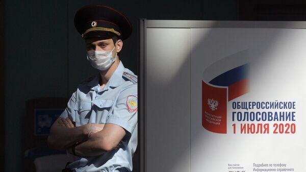 Полицейский на избирательном участке во время голосования по внесению поправок в Конституцию РФ