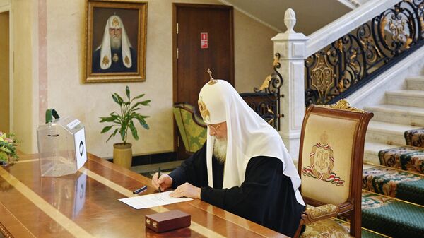 Патриарх Кирилл принимает участие в голосовании по внесению поправок в Конституцию РФ 