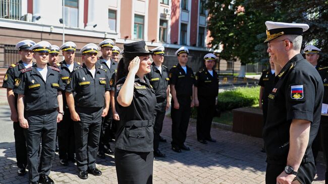 Мичман фельдшер зенитно-ракетного полка ПВО Балтийского флота Ксения Кальчинская получает поощрение от командующего Балтийском флотом адмирала Александра Носатова