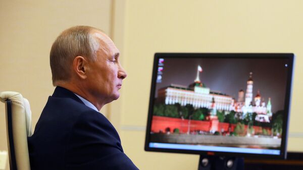 Президент РФ Владимир Путин проводит встречу с членами Общественной палаты