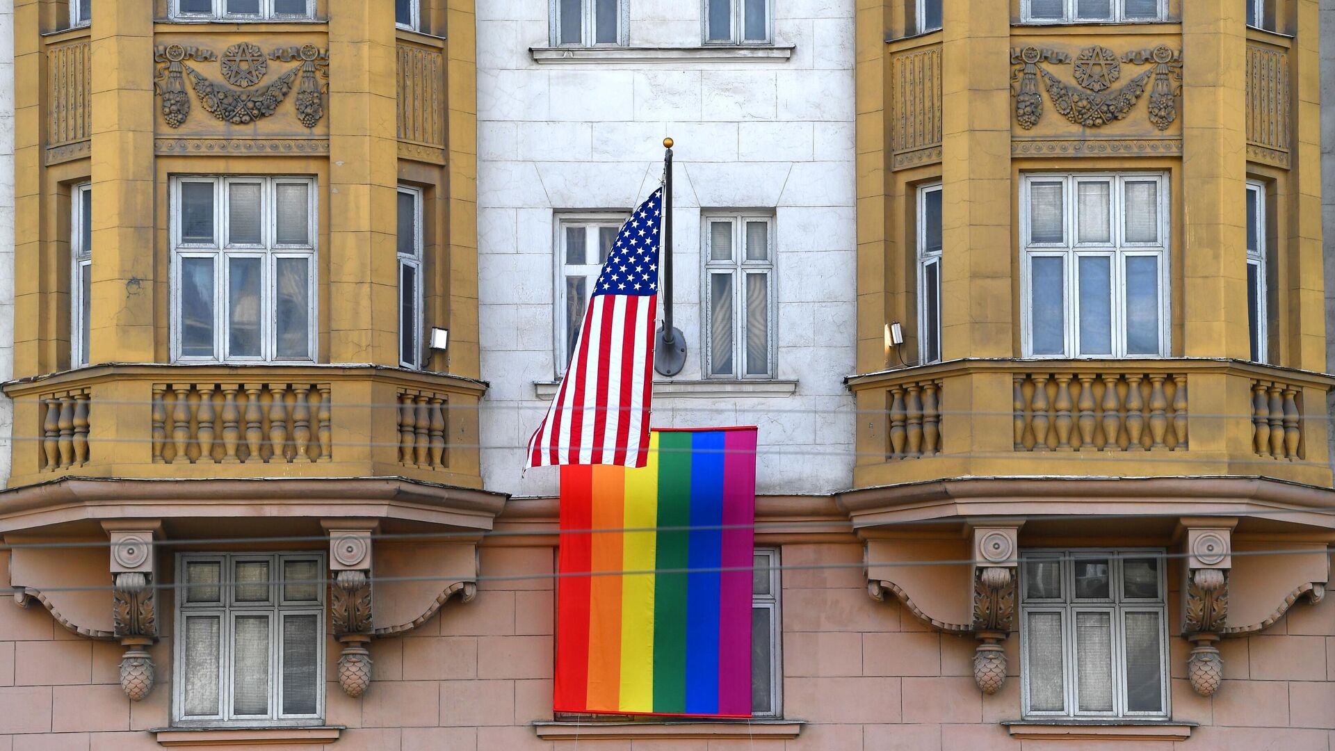 Флаг ЛГБТ-сообщества на здании посольства США в Москве - РИА Новости, 1920, 25.06.2020