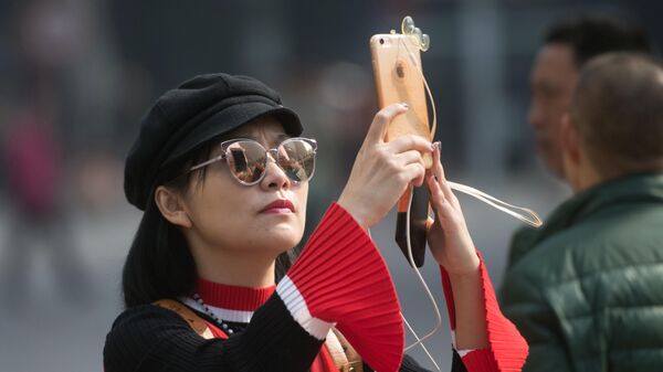 Женщина на одной из улиц в Шанхае
