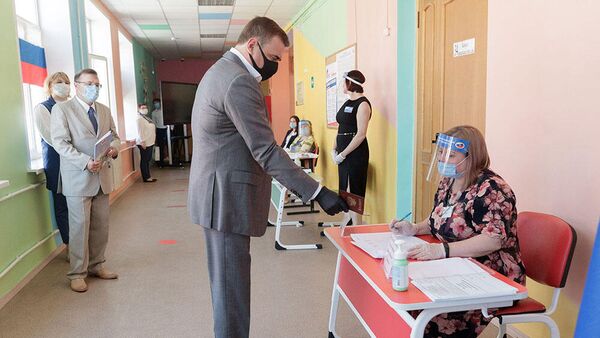 Губернатор Тульской области Алексей Дюмин во время голосования за поправки в Конституцию РФ