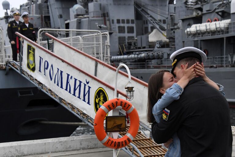 Торжественная встреча из дальнего трехмесячного похода отряда боевых кораблей Громкий и Совершенный на военном причале во Владивостоке