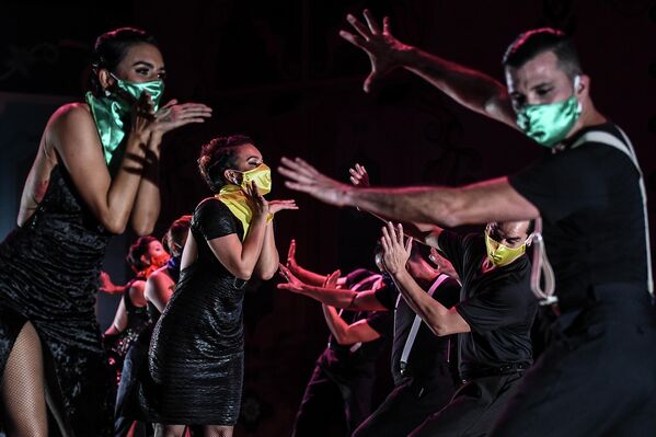 Танцоры выступают во время Международного фестиваля танго в Медельине, Колумбия 