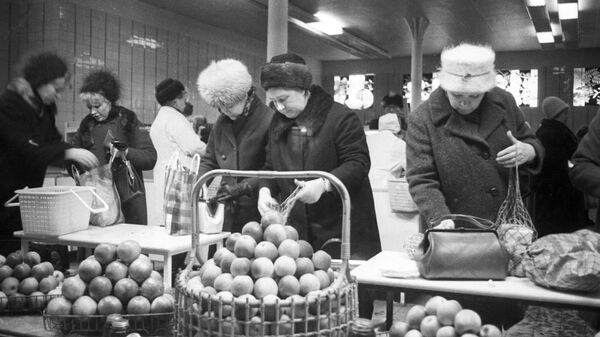 Покупатели в магазине Овощи-фрукты, расположенном на улице Кирова.